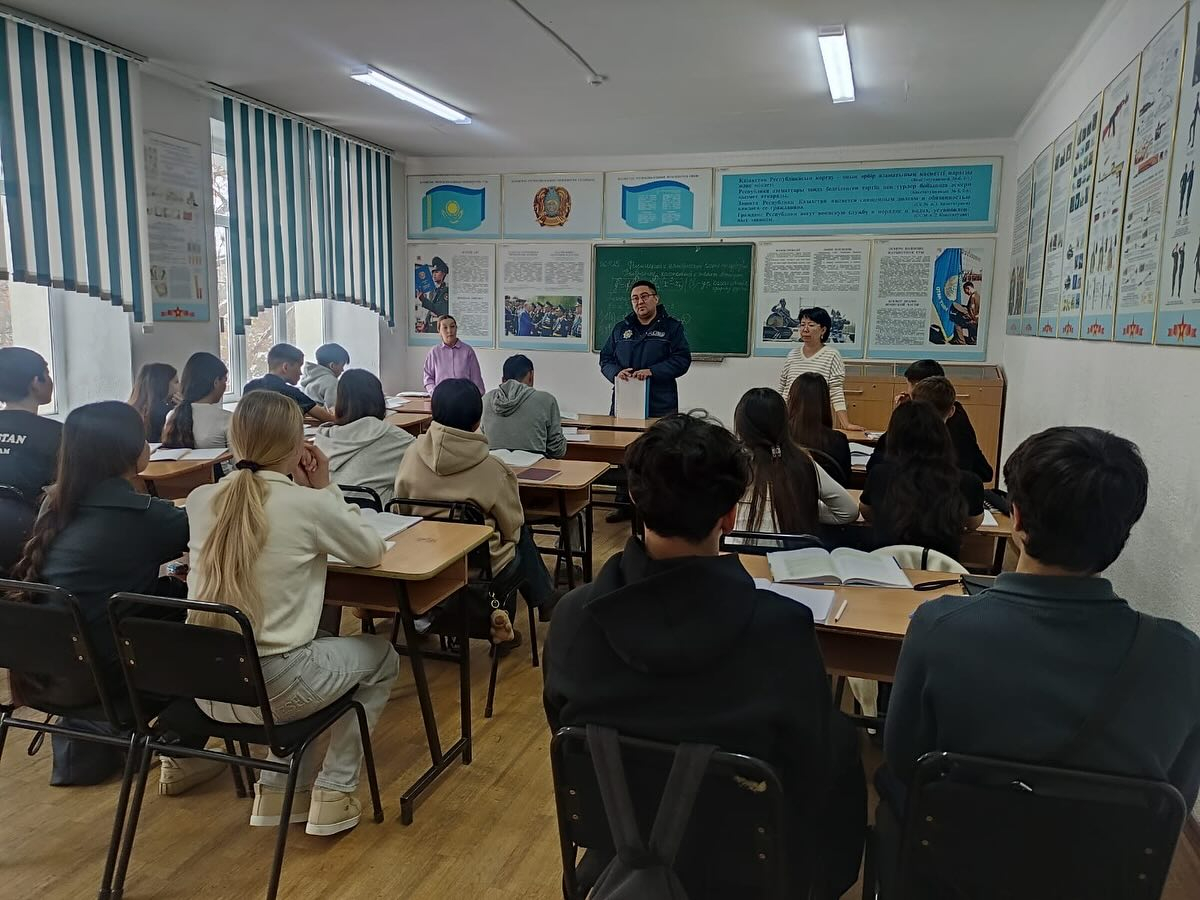 Участковый инспектор Южного отдела полиции Санатов Ю. Е. провел профилактическую беседу с несовершеннолетними студентами